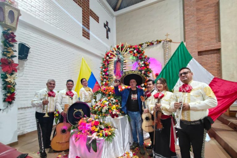 Grupo de mariachis en vivo ofreciendo serenata en Bucaramanga durante evento especial