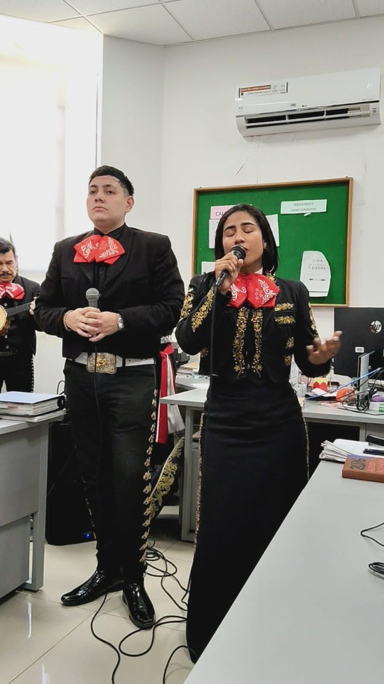 Grupo de mariachis juvenil en Bucaramanga interpretando repertorio moderno y tradicional