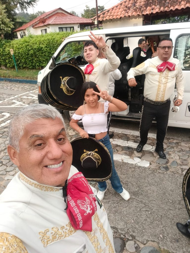 Mariachis mexicanos en Bucaramanga con vestuario tradicional y música en vivo
