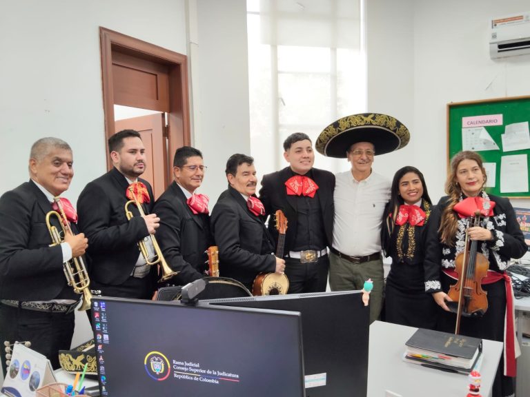 Mariachis en Bucaramanga realizando serenata sorpresa para cumpleaños