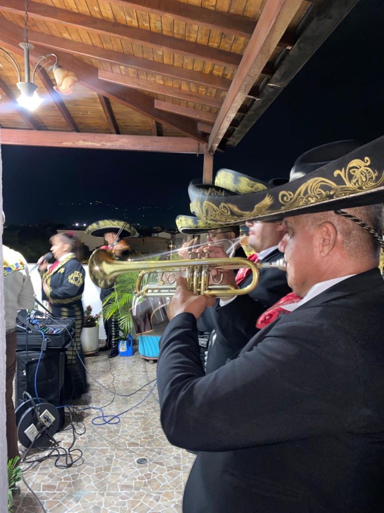 Serenata de cumpleaños en Bucaramanga con mariachis en vivo y dedicatoria especial